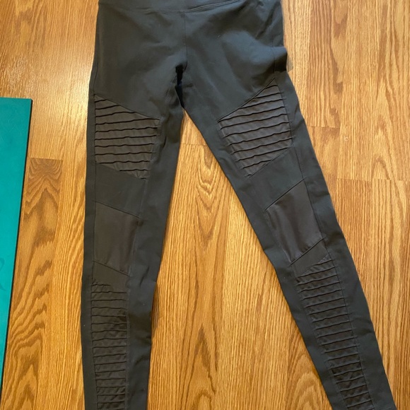 Alo yoga Moto leggings in dark grey EUC - Picture 4 of 6